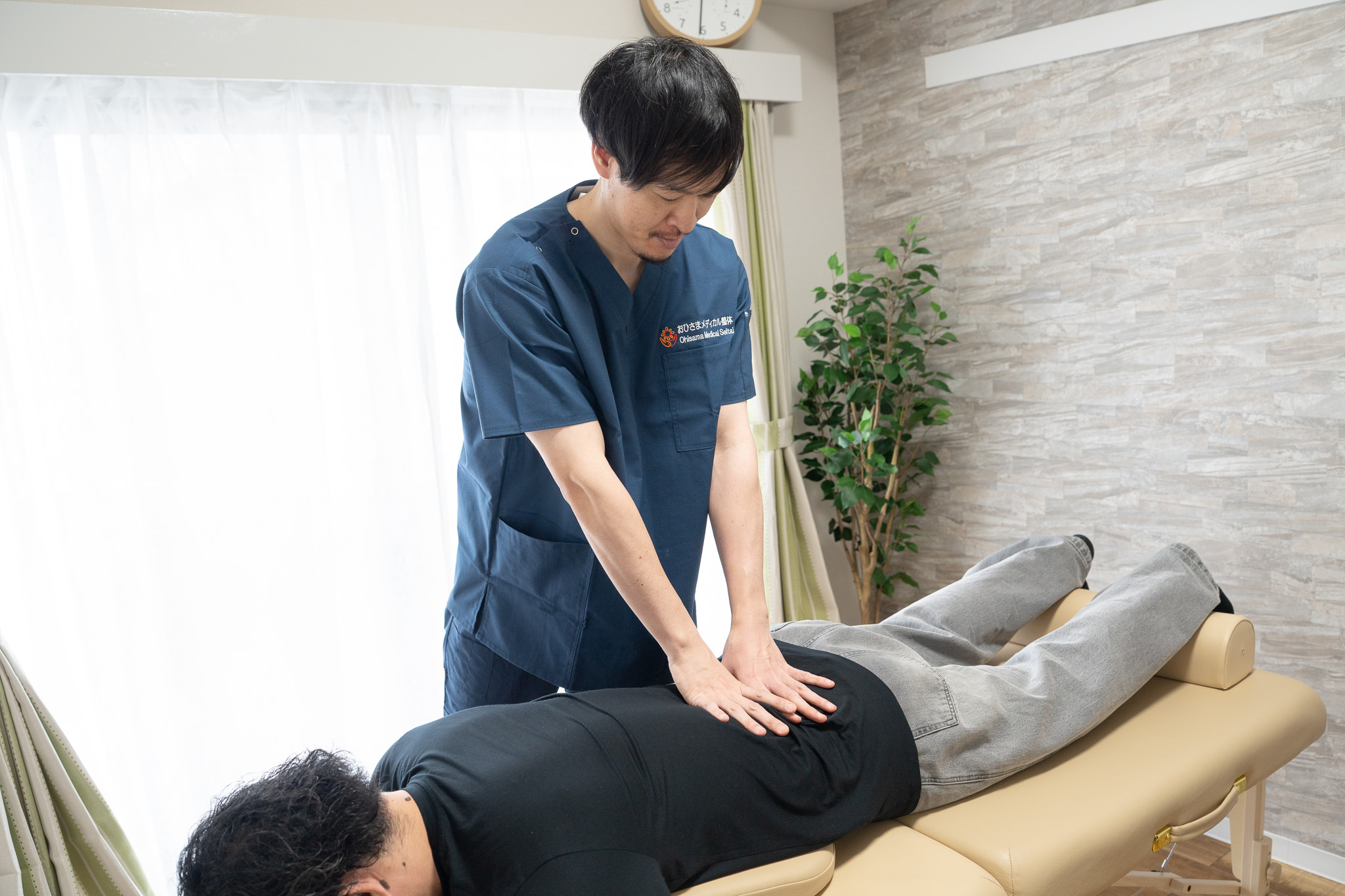 武蔵小杉店で首肩まわりの緊張や姿勢を確認する様子